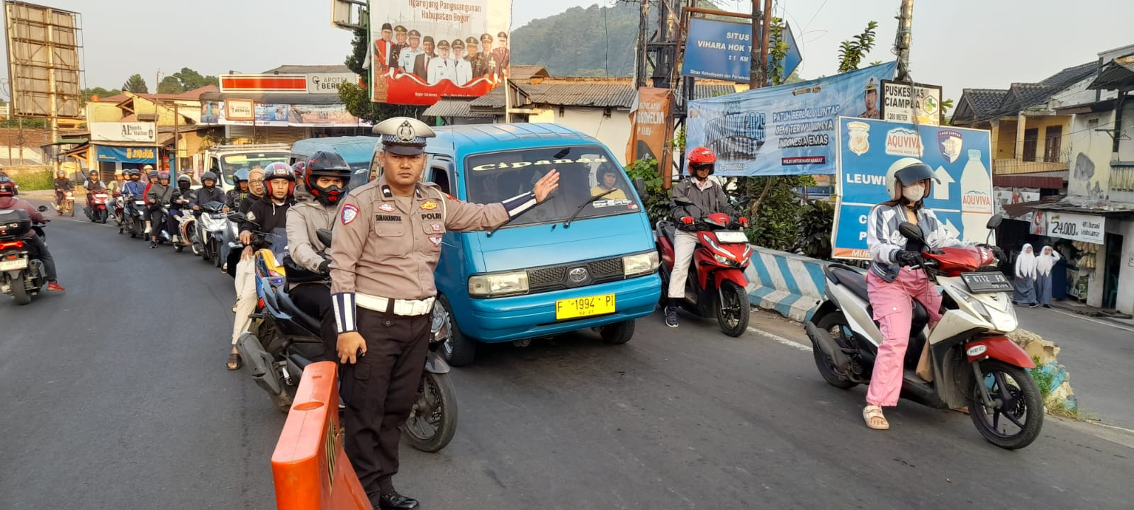 Wujudkan Kamseltibcarlantas, Personel Polsek Ciampea Gelar Pengaturan Lalu Lintas di Pagi Hari
