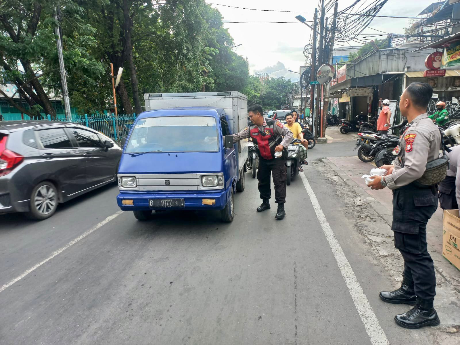 Hangatnya Kebersamaan! Polisi Pademangan Barat Bagikan Takjil untuk Warga yang Berpuasa