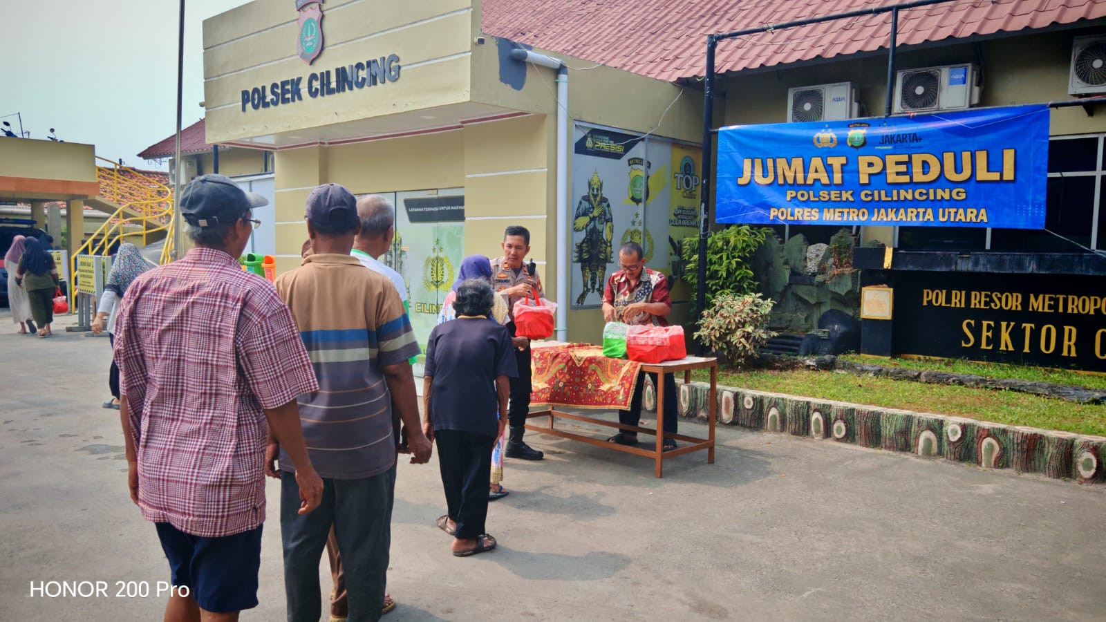 Jumat Peduli, Polsek Cilincing Bagikan 40 Paket Sembako untuk Warga yang Membutuhkan