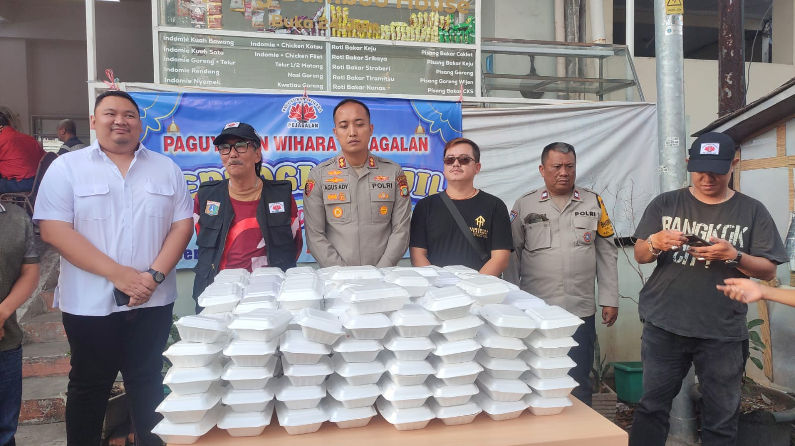 Polsek Metro Penjaringan Berbagi Kebahagiaan Ramadan dengan Membagikan Ta’jil di Kelurahan Pejagalan