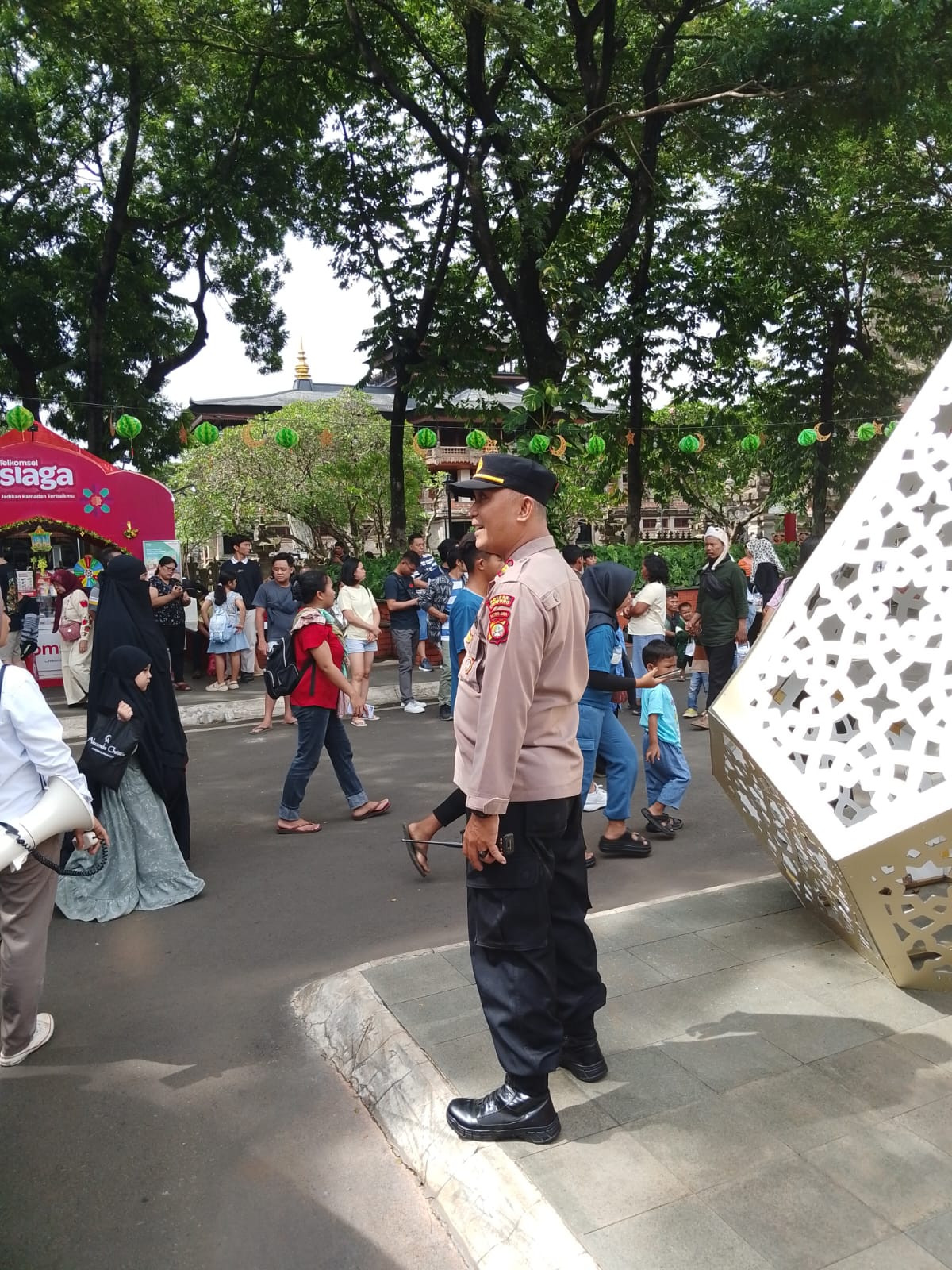 Polisi Amankan Pengunjung Taman Mini Indonesia Indah (TMII) Jakarta Timur pada Hari pertama Lebaran 2025