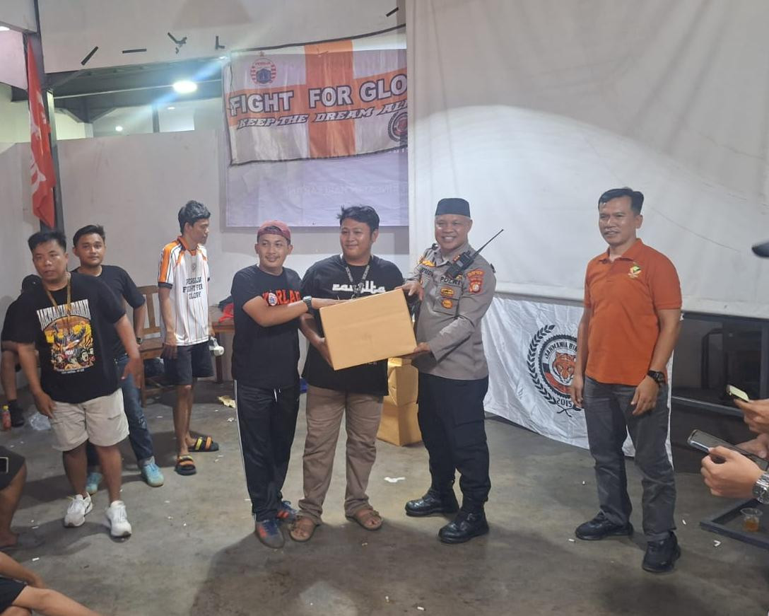 Kapolsek Bekasi barat Nobar bersama Seporter Persija di Warkop Babeh Bintara