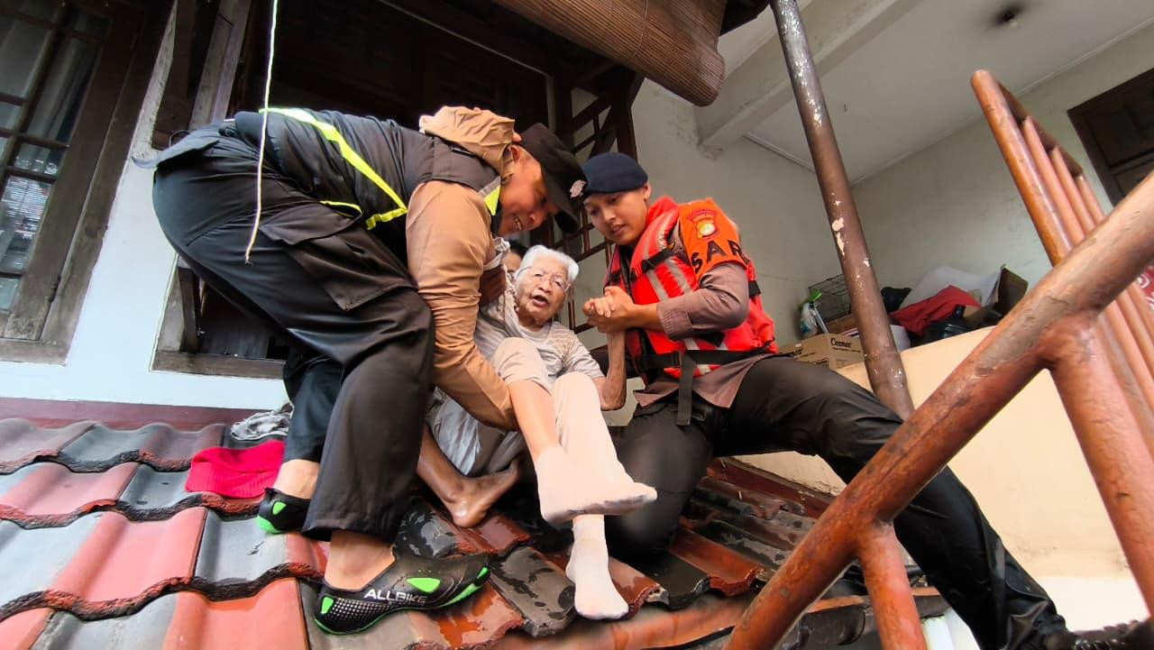 Banjir 2 Meter Rendam Bangka V Jaksel, Brimob Evakuasi Warga