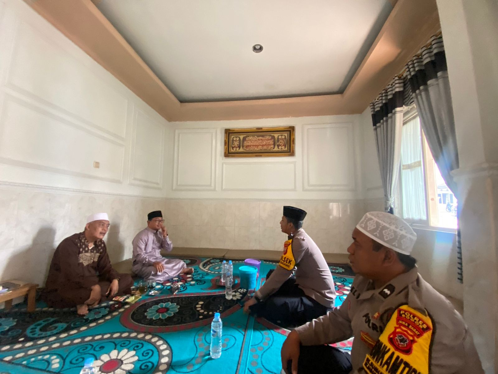 Kapolsek Babakan Madang Jalin Silaturahmi dengan Tokoh Agama Desa Sumur Batu, Ajak Bersama Jaga Kamtibmas