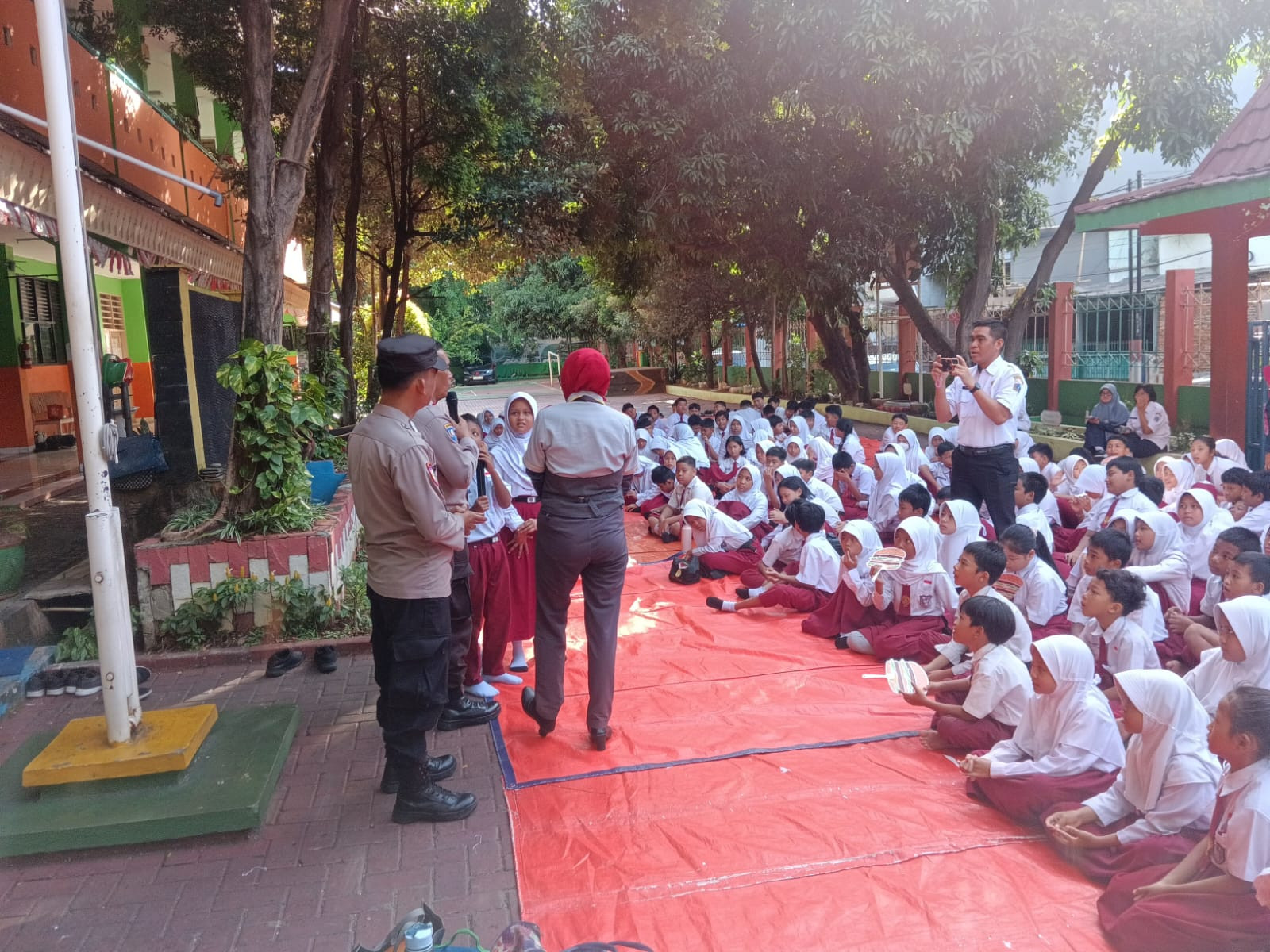 Sat Binmas Polres Metro Jakarta Utara Laksanakan Police Goes To School di SDN 12 Sunter Agung