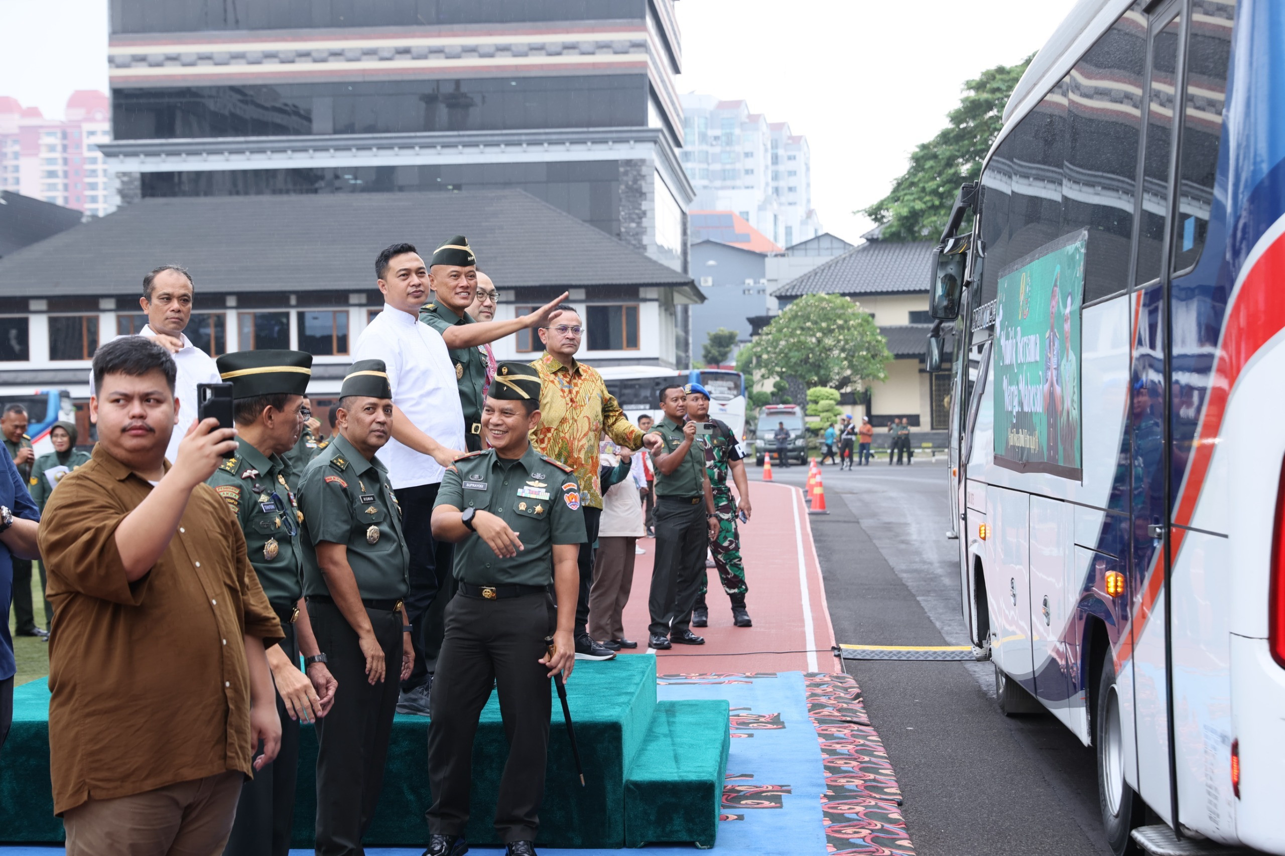 Lepas Ribuan Pemudik, TNI AD Lestarikan Tradisi Mudik Bersama Mabesad