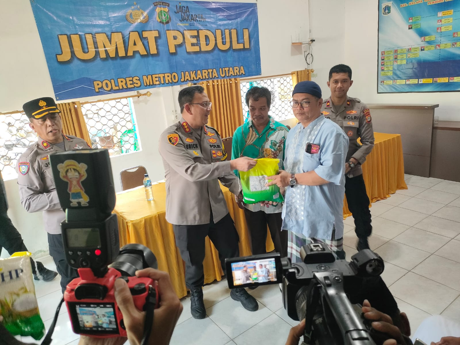 Jum’at Peduli, Polres Metro Jakarta Utara Salurkan Bantuan untuk Warga Rawa Sengon