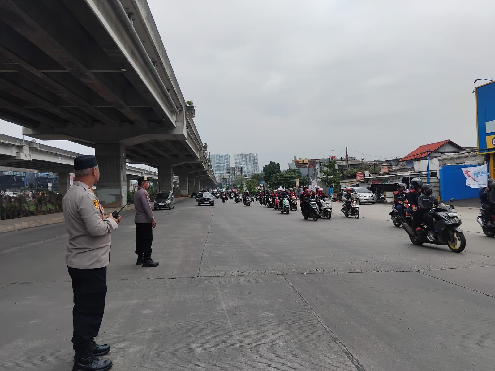 Polsek Bekasi Barat Berikan Pelayanan Pengaturan Arus Lalu Lintas Untuk Massa Buruh