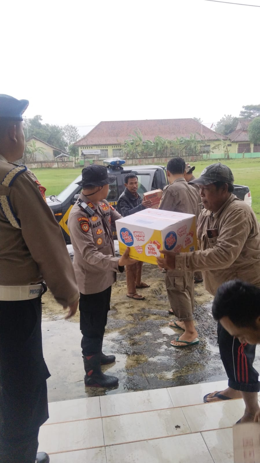 Respons Cepat Polisi dan Pemerintah, Berikan Bantuan Disalurkan kepada Korban Banjir di Cabangbungin