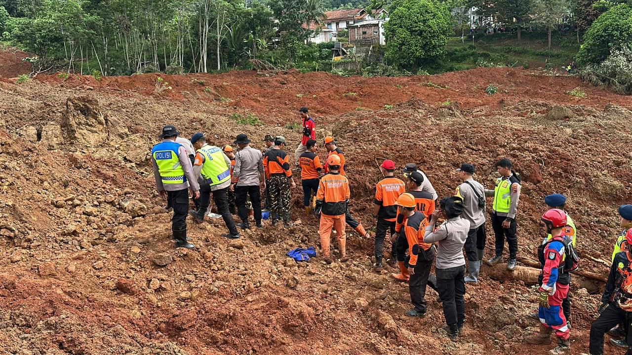 Polri Kerahkan 155 Personel, 4 Anjing Pelacak, dan Perkuat Operasi SAR Longsor Cibeunying 21 Warga Tertimbun