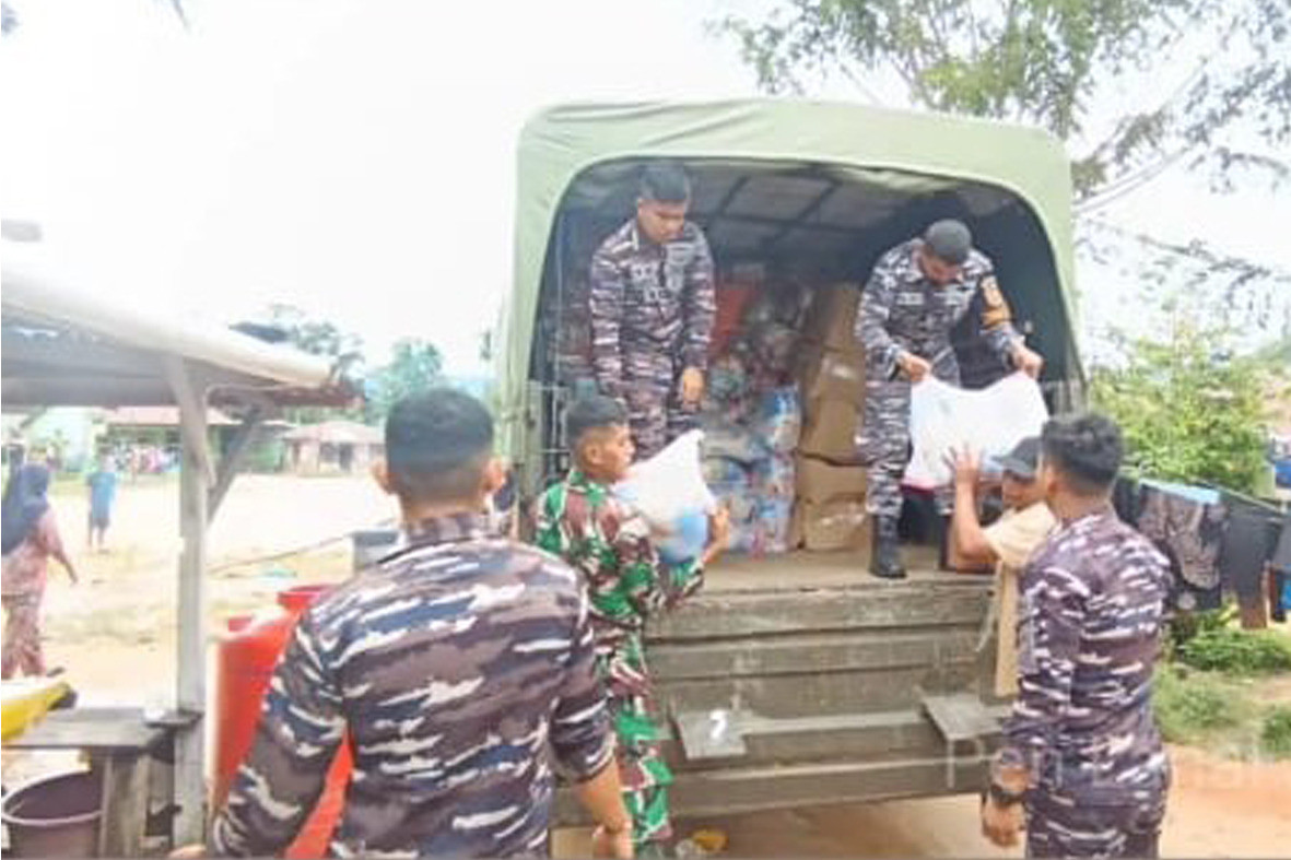 Lanal Sibolga Distribusikan Bantuan Untuk Korban Longsor dan Banjir di Sibolga-Tapanuli Tengah