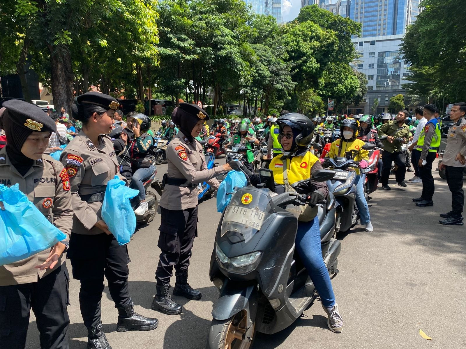 Jumat Peduli, Polda Metro Jaya Salurkan 350 Paket Sembako untuk Pengemudi Ojol