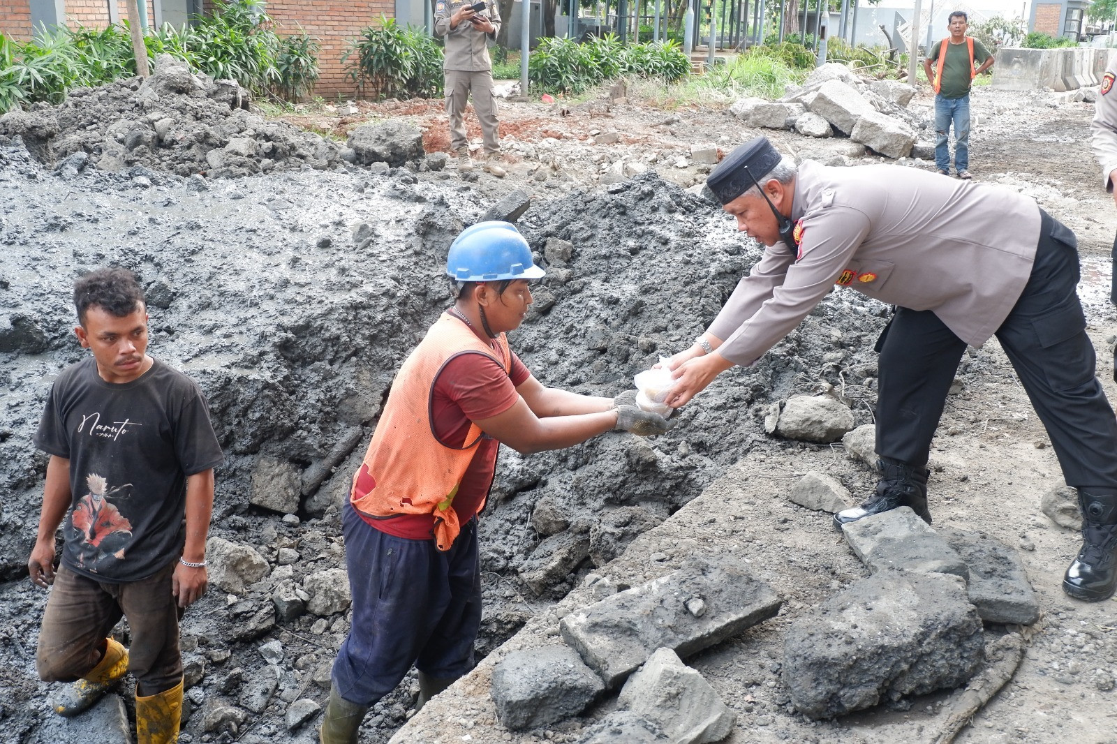 Ramadhan Barokah, Polsek Pademangan Bagikan 100 Paket Takjil