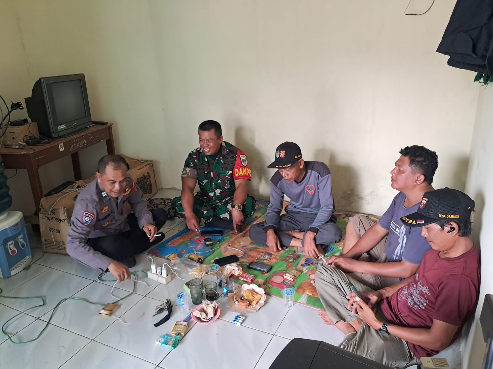 Sinergitas TNI - Polri Laksanakan Door To Door System Sampaikan Pesan Kamtibmas Ke Warga Desa Binaan