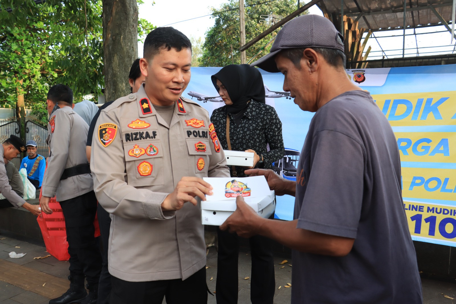 Polres Bogor Bagikan Takjil Dan Stiker "Mudik Aman Keluarga Nyaman" Dan Himbauan Layanan 24 Jam  Call Center 110 Polres Bogor