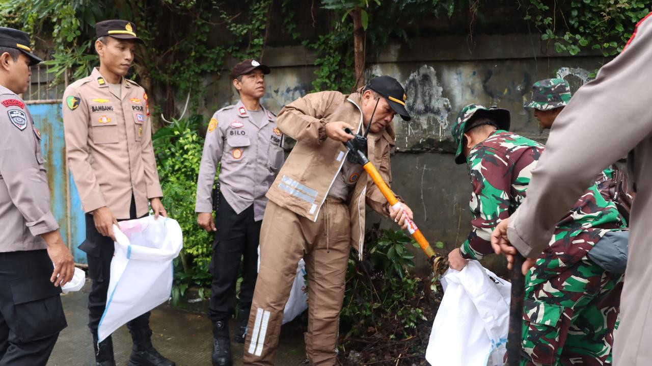 TNI-Polri dan Warga Kerja Bakti Serentak di Jakpus, Kapolres: Sinergi Jaga Lingkungan dan Cegah Banjir