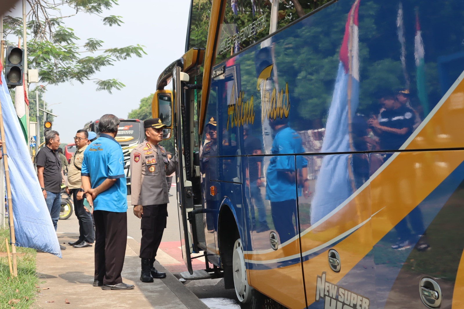 Kapolres Metro Bekasi Dampingi Keberangkatan Massa FSPMI Menuju JICC Senayan, Pastikan Situasi Aman dan Tertib