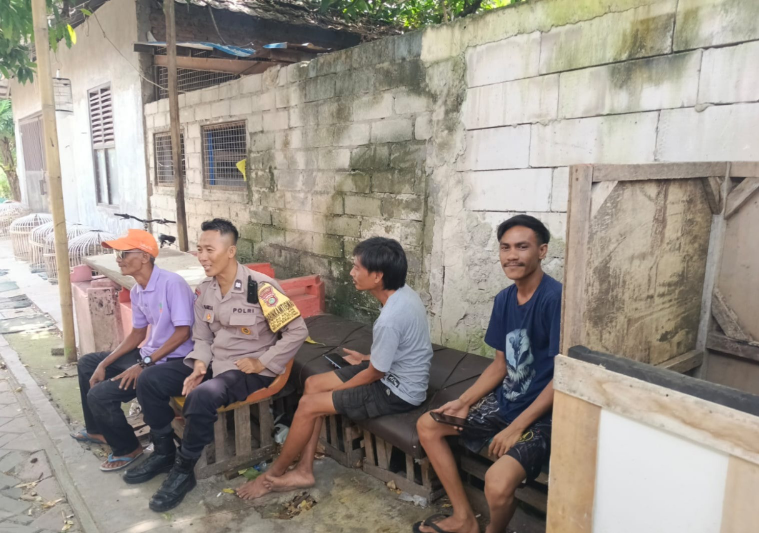 Bhabinkamtibmas Pulau Kelapa Ajak Warga Jaga Kamtibmas dan Sosialisasikan Hotline 110