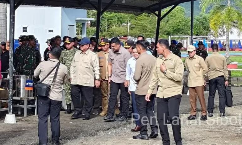 Danlanal Sibolga Bersama Forkopimda Sibolga-Tapteng Sambut Kedatangan Presiden Prabowo di GOR Pandan Tapteng