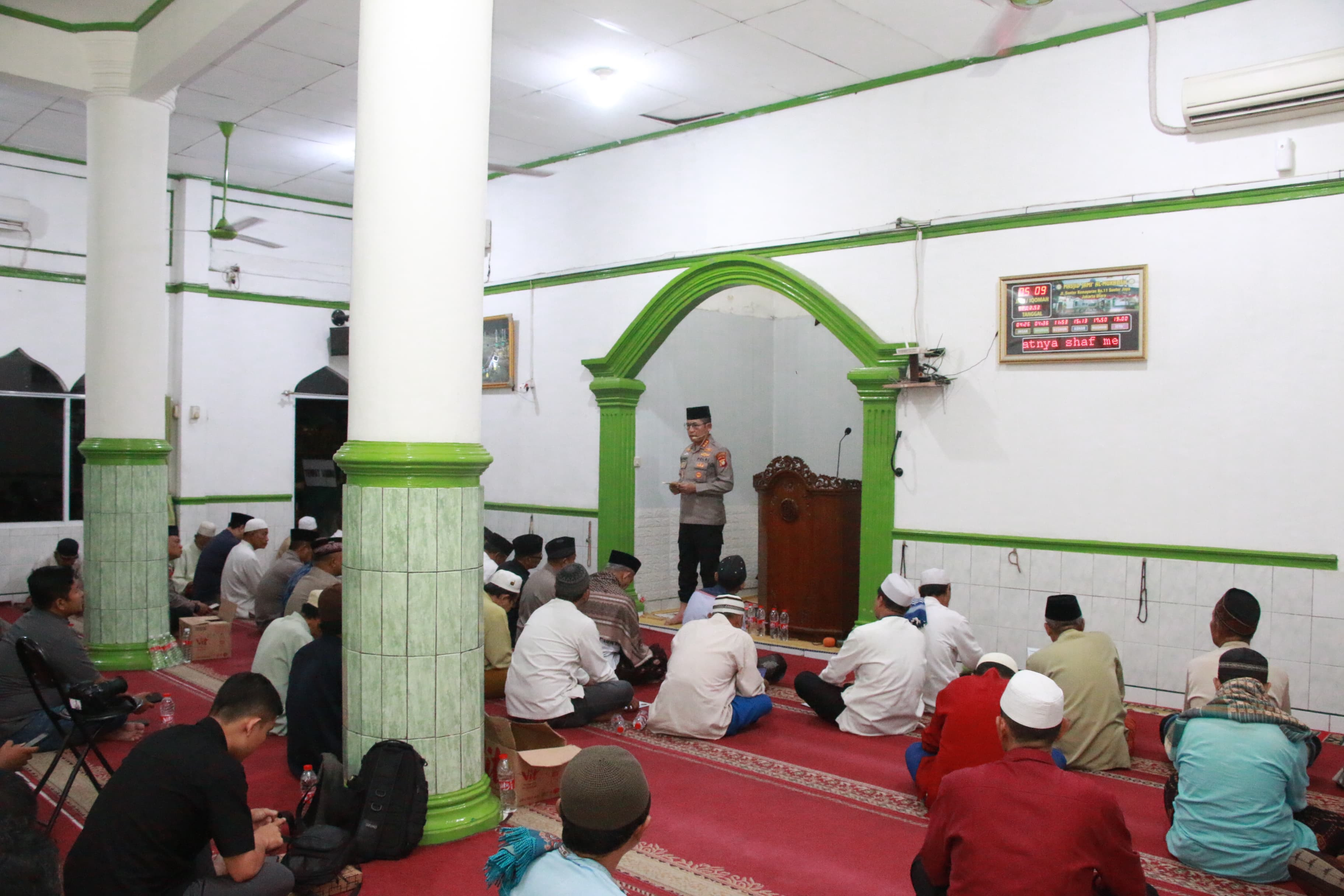 Kapolres Metro Jakarta Utara Laksanakan Shalat Subuh Berjamaah di Masjid Al-Mukhlish, Tanjung Priok