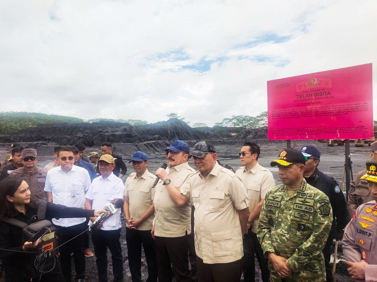 Panglima TNI Dampingi Menhan RI Tinjau Penertiban Lahan Tambang  di Kalteng