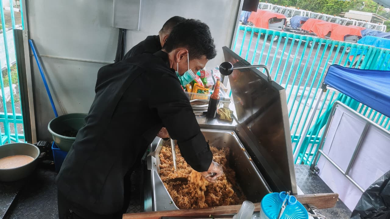 Polri Bergerak Tangani Banjir Cakung, Kerahkan 132 Personel, Perahu Taktis, Kendaraan 4x4, dan Dapur Lapangan Brimob
