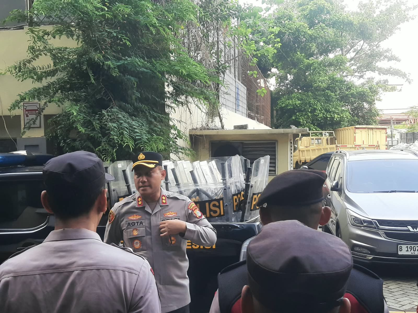 Polisi Kawal Aksi Buruh di Hotel Grand Asia Penjaringan, Mediasi Berlangsung hingga Sore Hari