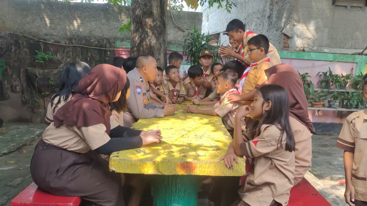 Bhabinkamtibmas Kelurahan Papanggo Sambangi SDN 01 Papanggo, Ajak Siswa Tanamkan Nilai Disiplin dan Anti - Bullying Sejak Dini