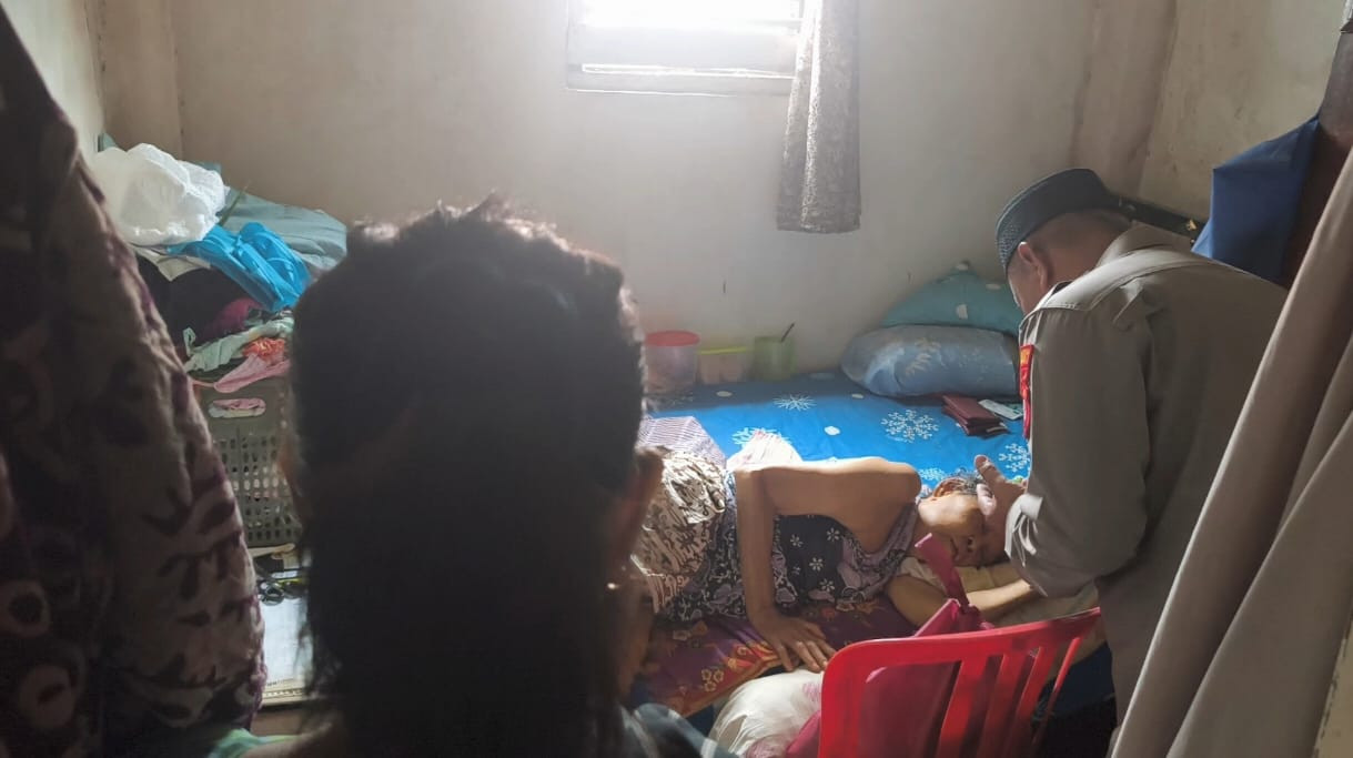 Sentuhan Humanis Polri, Kapolsek Bekasi Barat Sambangi Lansia Sakit dan Berikan Bantuan