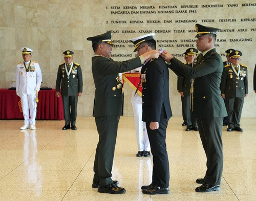 Panglima TNI Sematkan Bintang Jalasena Utama Kepada Kasal Singapura