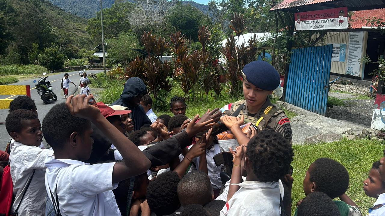 Dekatkan Diri dengan Masyarakat, Satgas Ops Damai Cartenz Adakan Edukasi dan Hiburan untuk Anak-Anak di Puncak Jaya