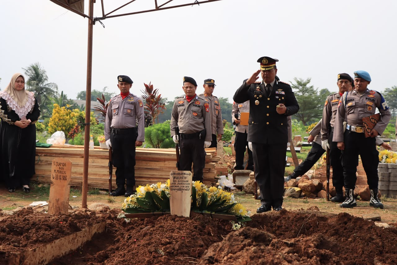 Polres Metro Bekasi Kota Lepas AKP Sugiarto dengan Upacara Kedinasan Penuh Penghormatan