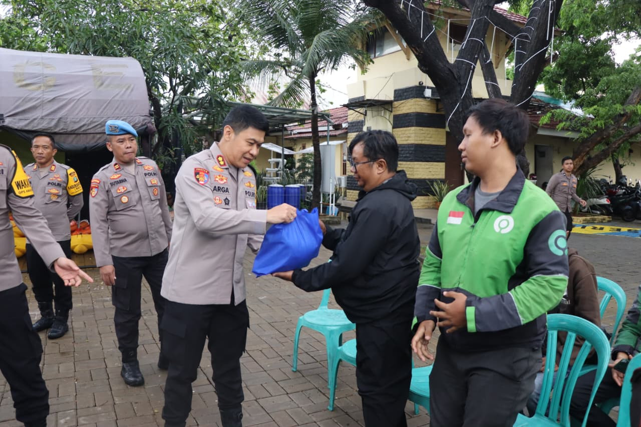 Jumat Peduli di Marina Ancol: Polres Kepulauan Seribu Ulurkan Kepedulian untuk Driver Ojol dan Warga