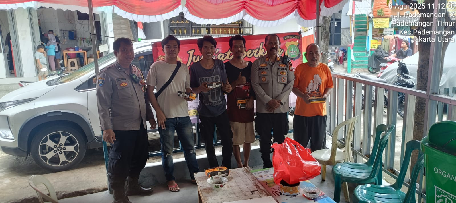 Jumat Berkah, Polsek Pademangan Berbagi Nasi Kotak kepada Warga yang Membutuhkan