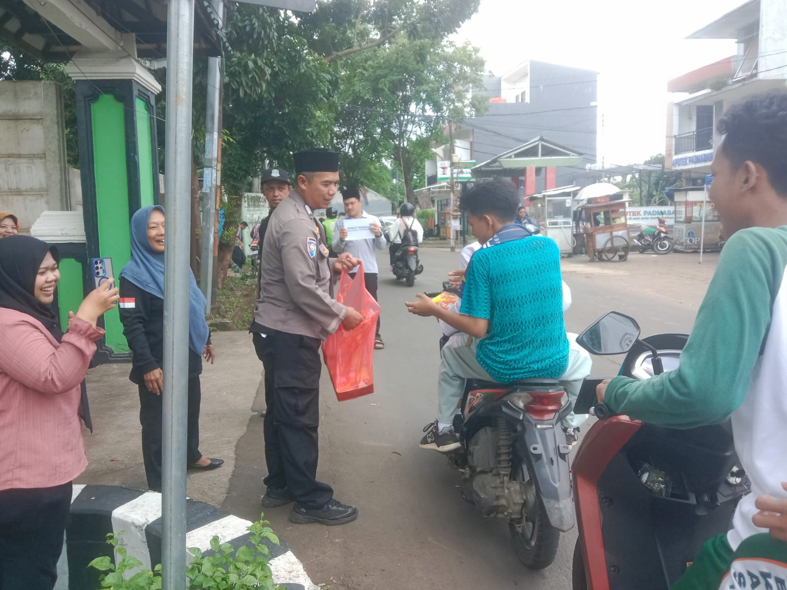 Jumat Berkah, Tiga Pilar Kelurahan Jatirangga Bagikan Nasi Kotak Untuk Warga