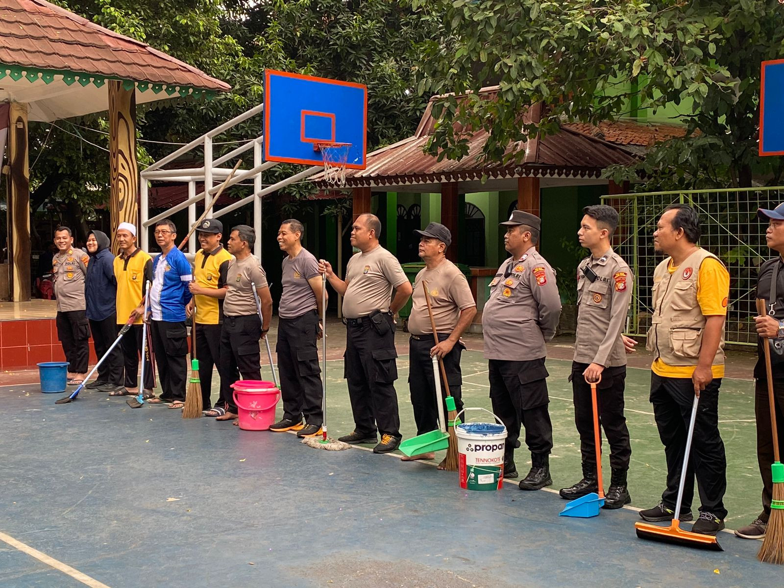 Polres Metro Jakarta Utara dan Polsek Kelapa Gading Gelar Aksi Bersih-Bersih Masjid SMA Negeri 72 Pasca Ledakan