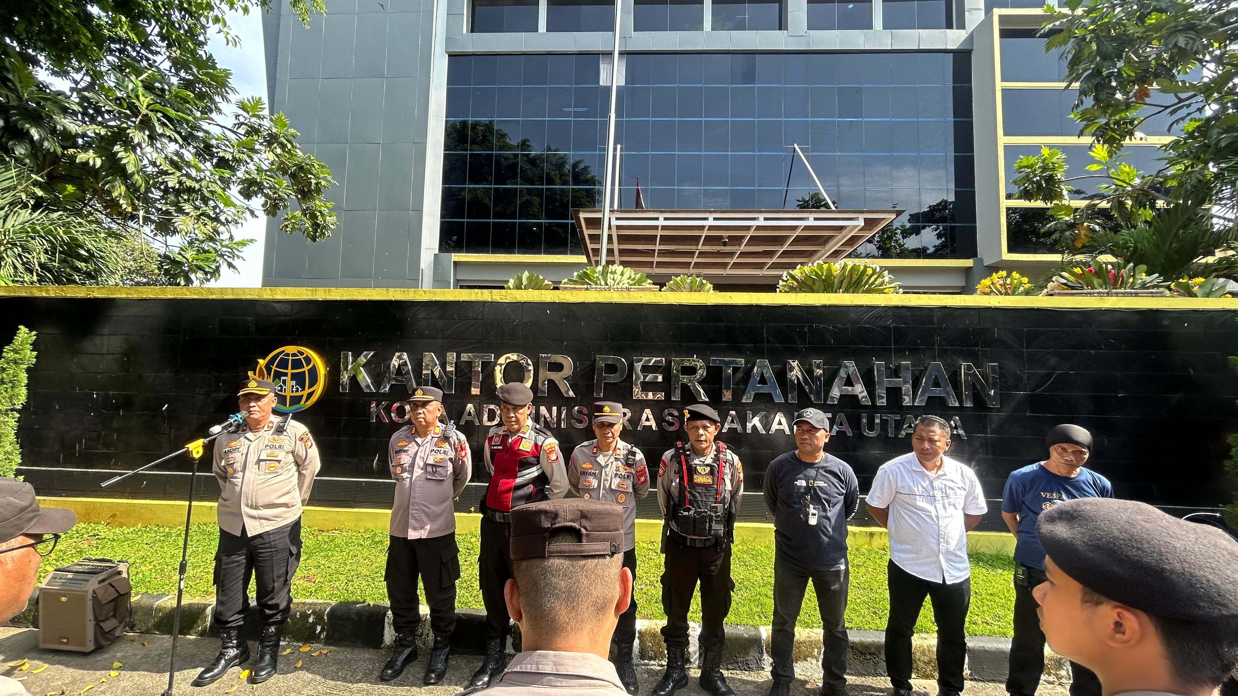 Polisi Gelar Apel Persiapan Pengamanan Aksi Unjuk Rasa di Kantor Pertanahan Jakarta Utara