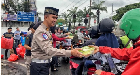 Ditlantas Polda metro Jaya Gandeng Aliansi Mahasiswa Bagikan Takjil di Cengkareng