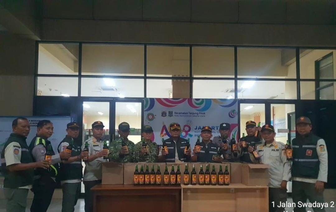 Jelang Ramadhan, Satpol PP Tanjung Priok Sita 85 Botol Miras dalam Operasi Pekat