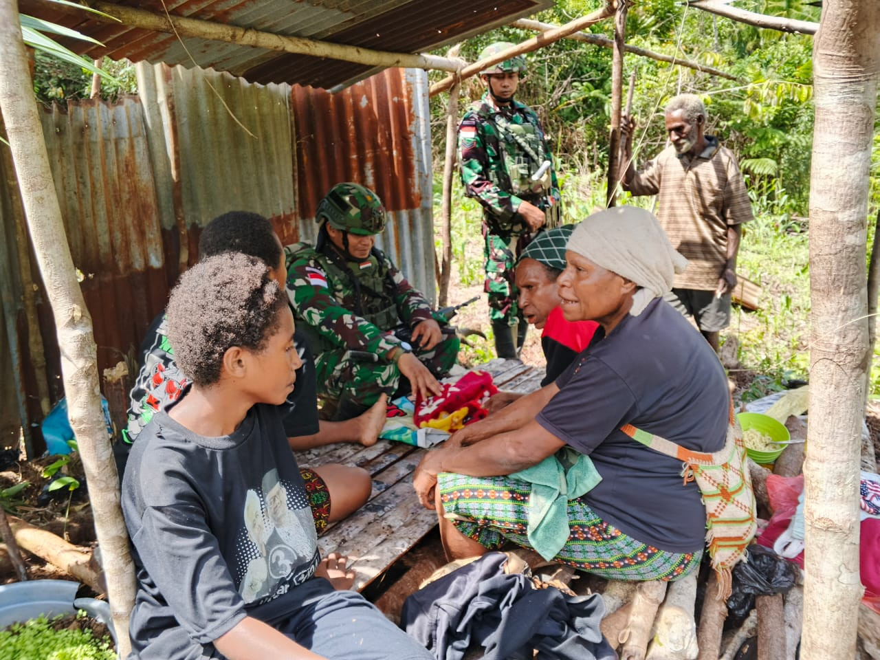 Satgas Yonif 126/KC Pos Umap Salurkan Bantuan untuk Bayi Baru Lahir di Perbatasan Boven Digoel