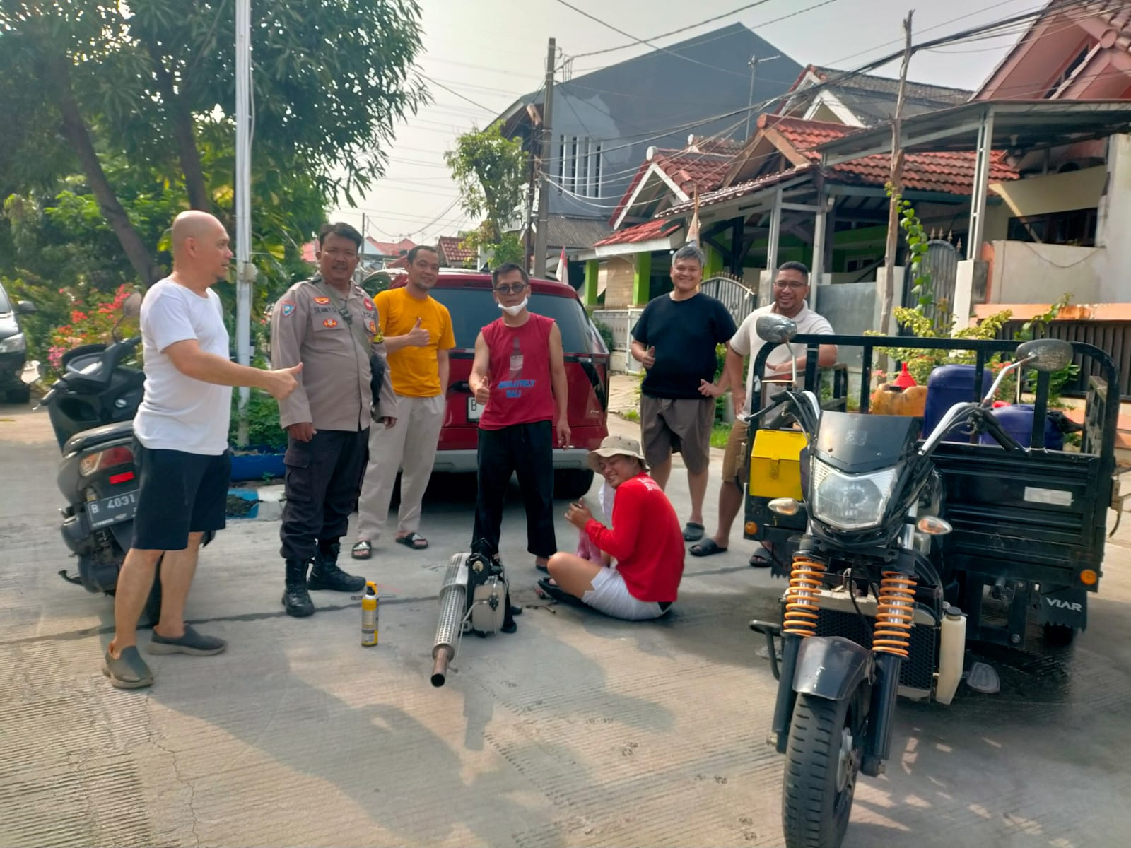 Cegah Penyebaran Nyamuk Demam Berdarah, Bhabinkamtibmas Kerja Bakti Foging