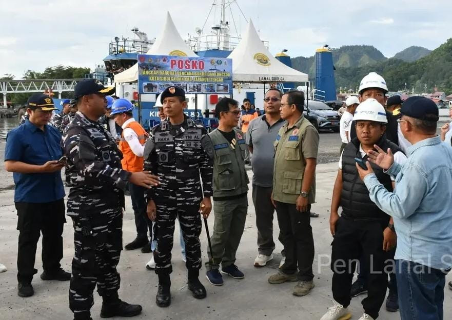 Danlanal Sibolga Bersama Forkopimda Sibolga Sambut Kedatangan KRI dr. Radjiman Wedyodiningrat-992 Pembawa Batuan Untuk Korban Bencana di Sumatera Utara