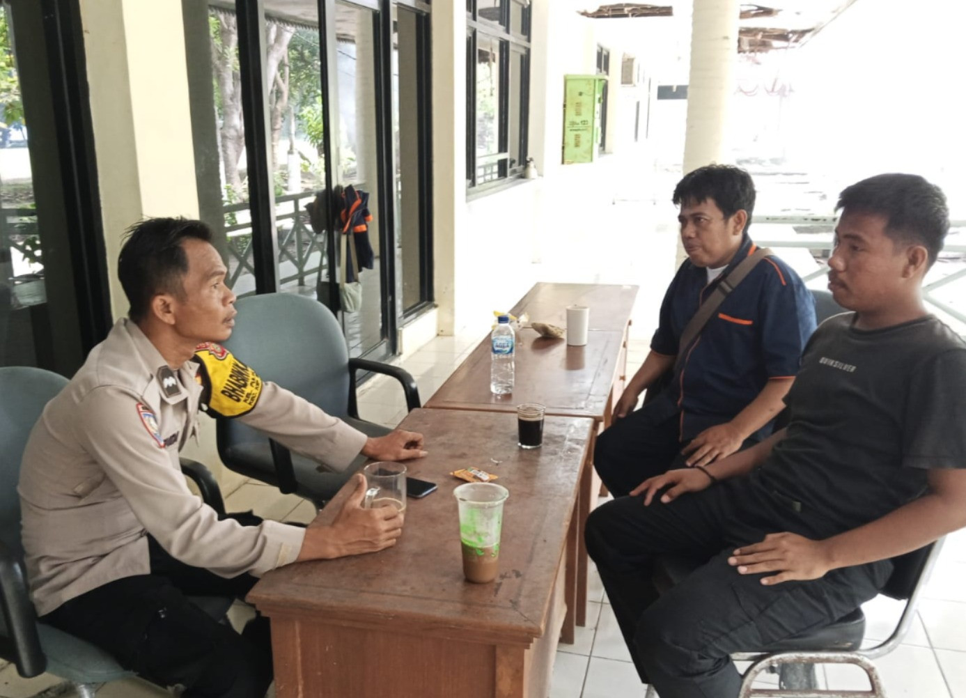 Bhabinkamtibmas Pulau Panggang Sambangi Tokoh Masyarakat, Tekankan Kolaborasi Cegah Premanisme dan Judi Online