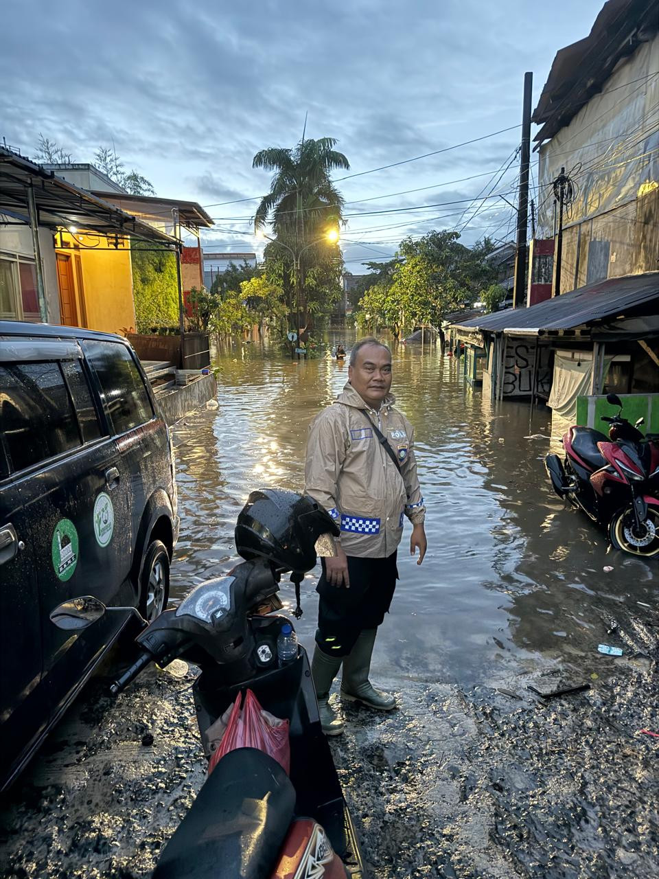 Polsek Rawalumbu Lakukan Monitoring Genangan Air di Wilayah Pengasinan, Warga Diimbau Tetap Waspada