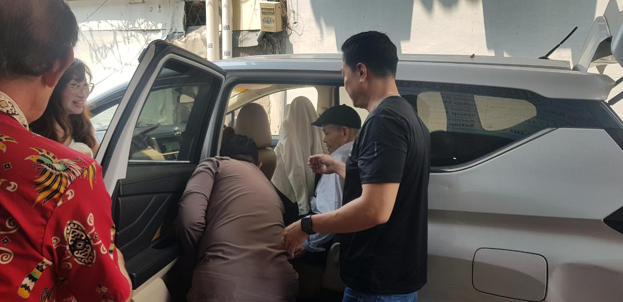 Polisi Humanis Polsek Pademangan Bantu Lansia Ikuti Kebaktian Natal