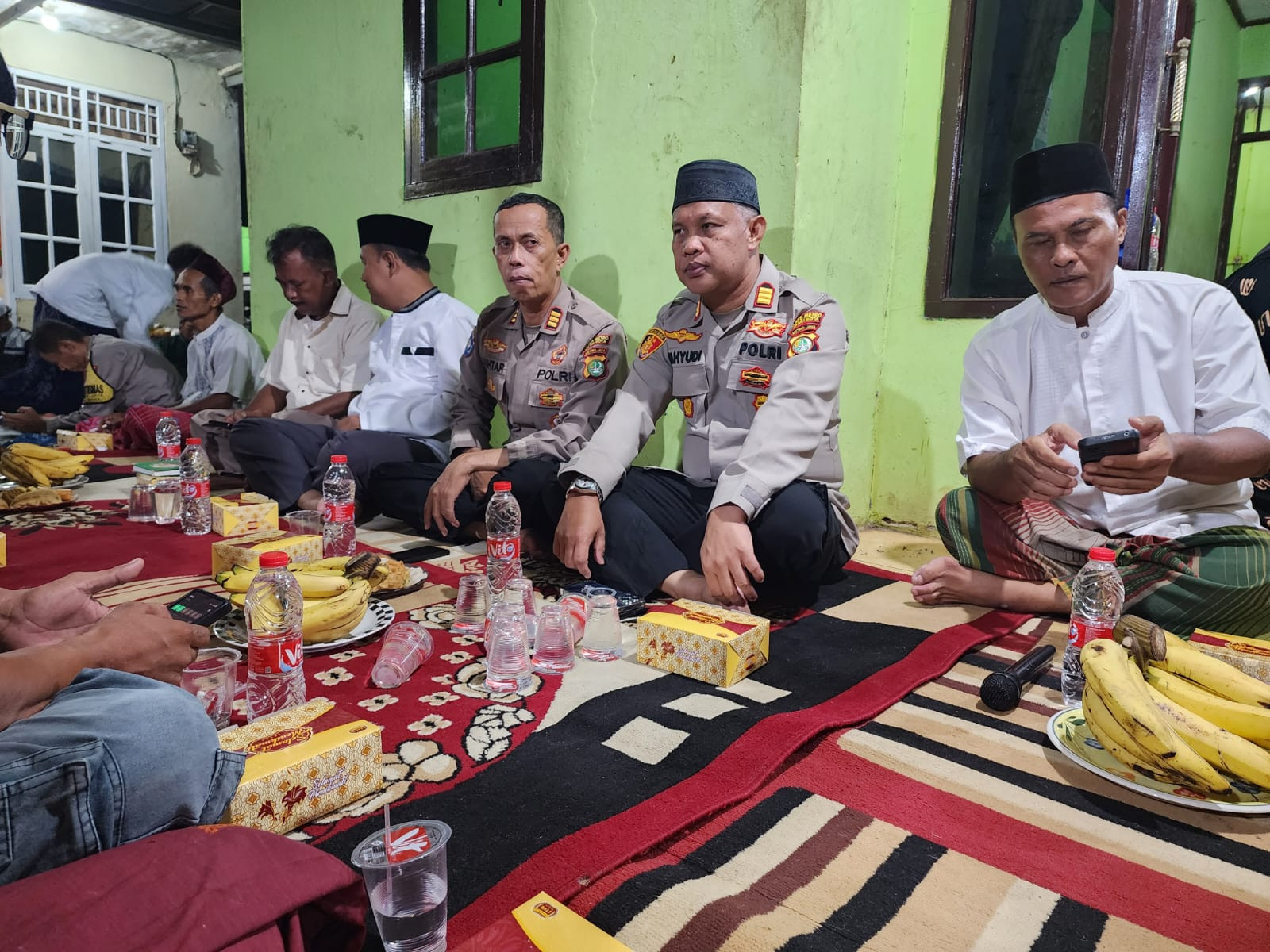 Jalin Silaturahmi dan Imbau Kamtibmas, Kapolsek Bekasi Barat Hadiri Haul Warga di Jakasampurna