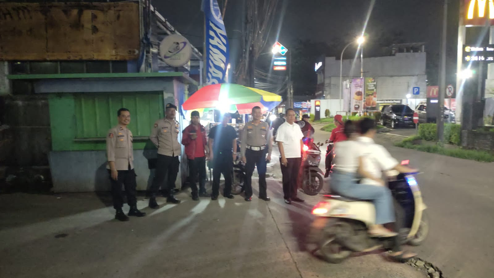 Polsek Bekasi Barat Gelar Patroli Skala Besar, Pastikan Kepatuhan Jam Operasional dan Antisipasi Tawuran