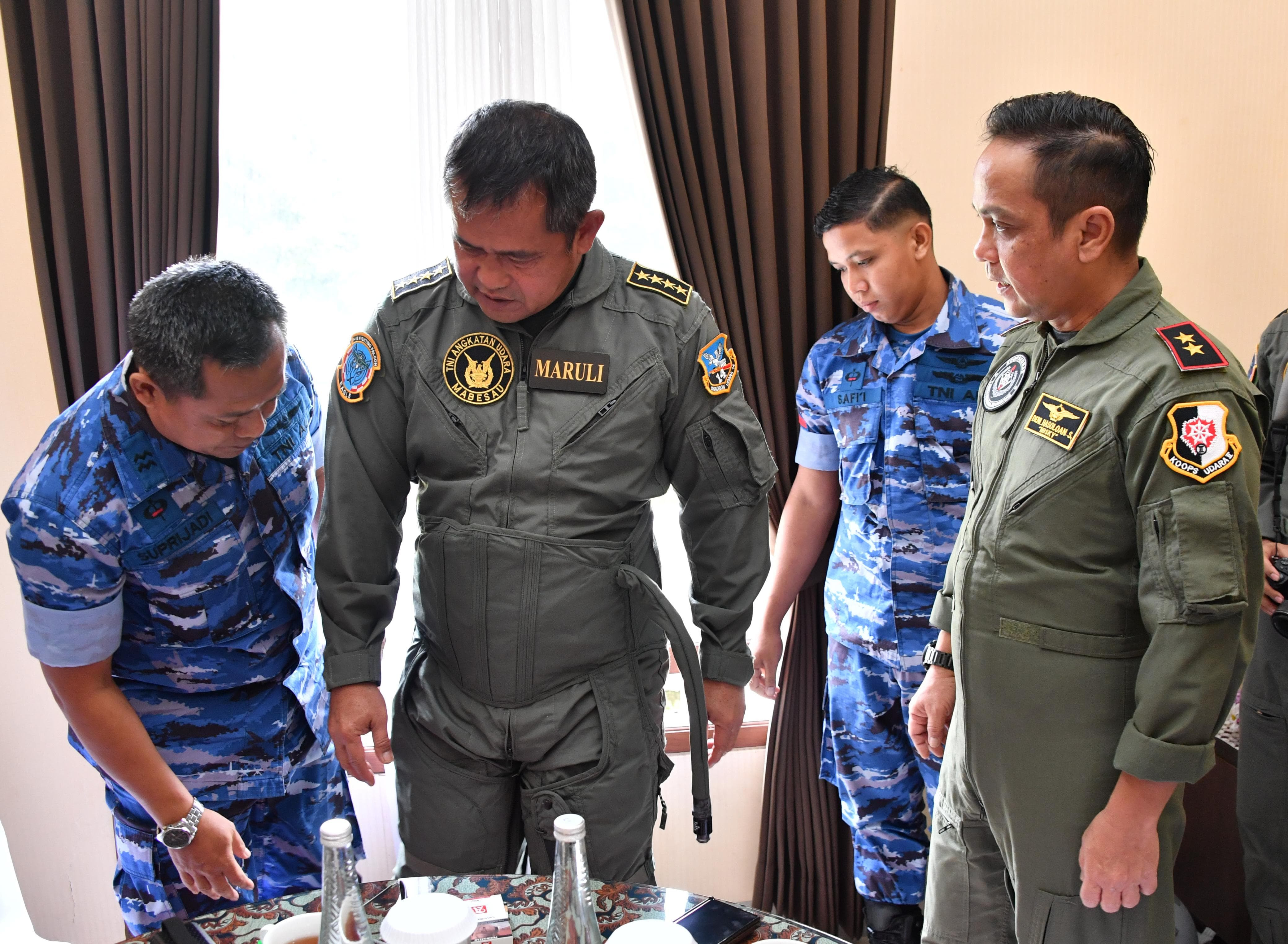 Momen Humanis, Panglima Koops Udara II Pakaikan Perlengkapan Overal Penerbang untuk Kasad