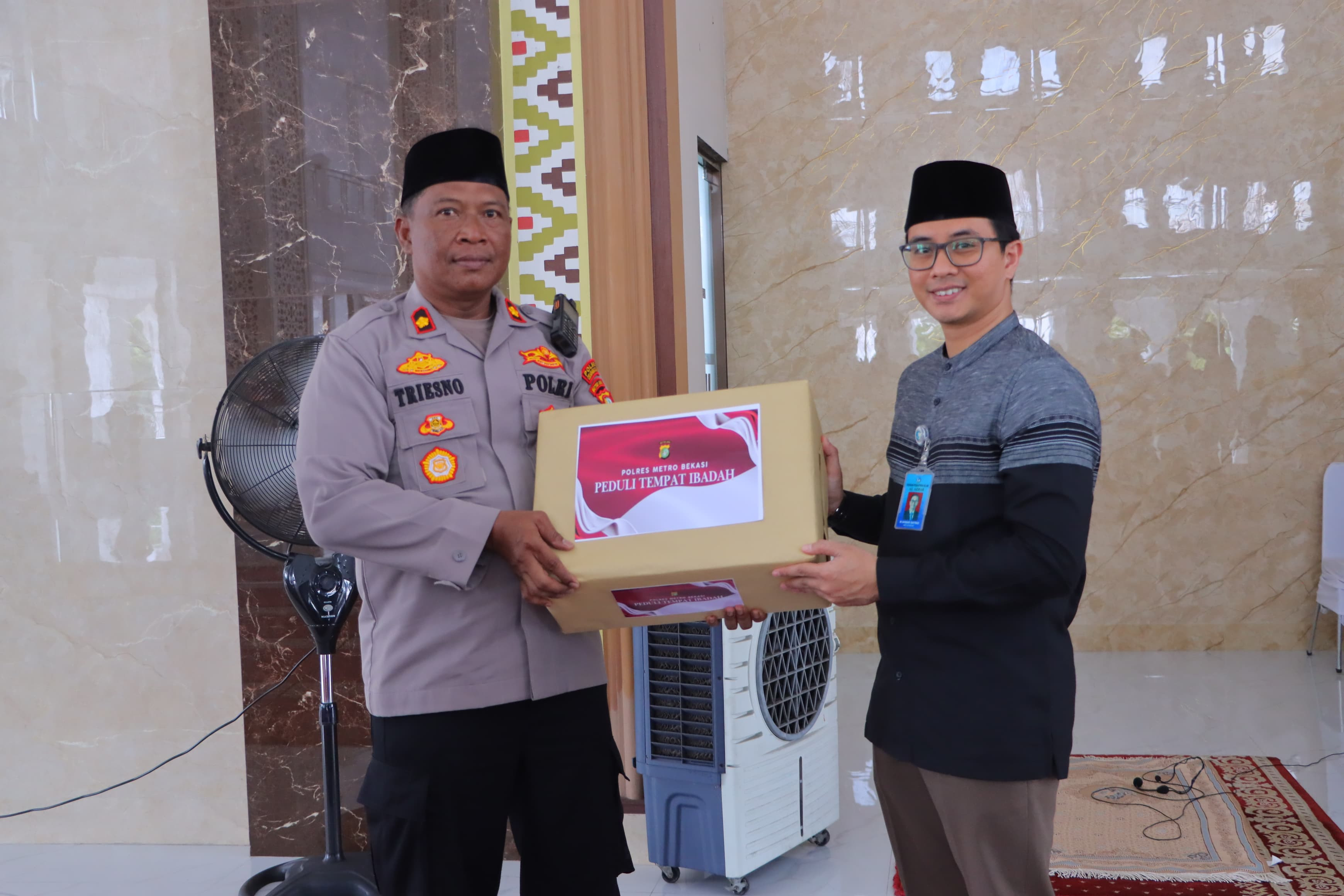 Kapolres Metro Bekasi Gelar Safari Jumat Kamtibmas, Bagikan Puluhan Al-Qur'an ke Masjid Raya Al Azhar Jababeka