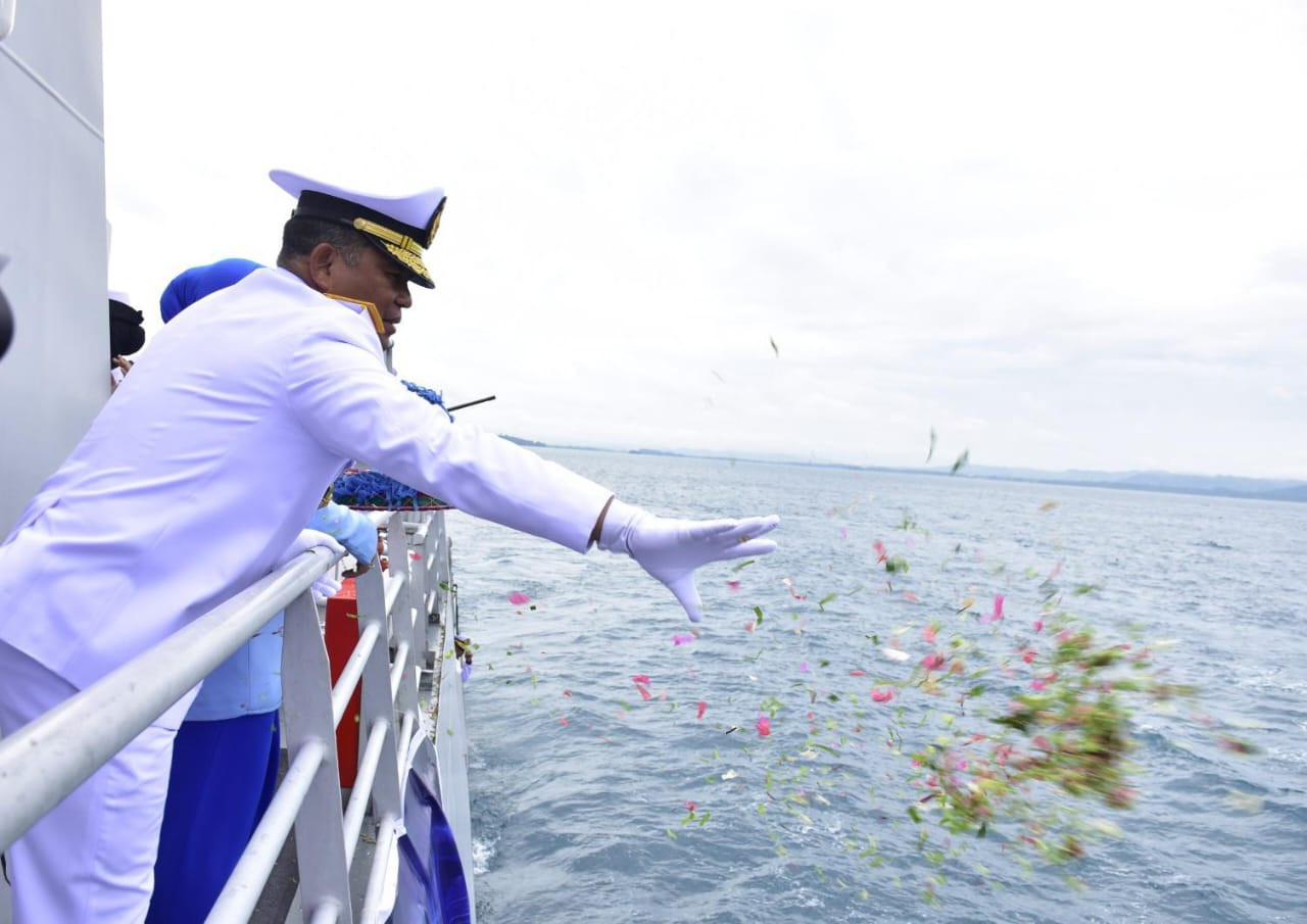Kodaeral X TNI AL Gelar Upacara Tabur Bunga di Laut Dalam Rangka Hari Dharma Samudera 2026